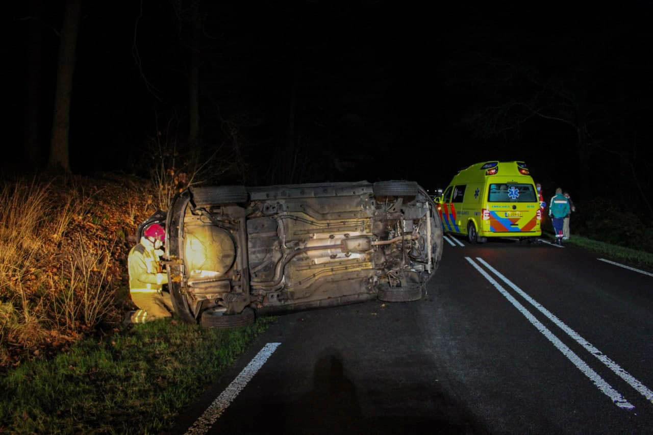 Auto belandt op zijkant na ongeval N855 bij Dwingeloo