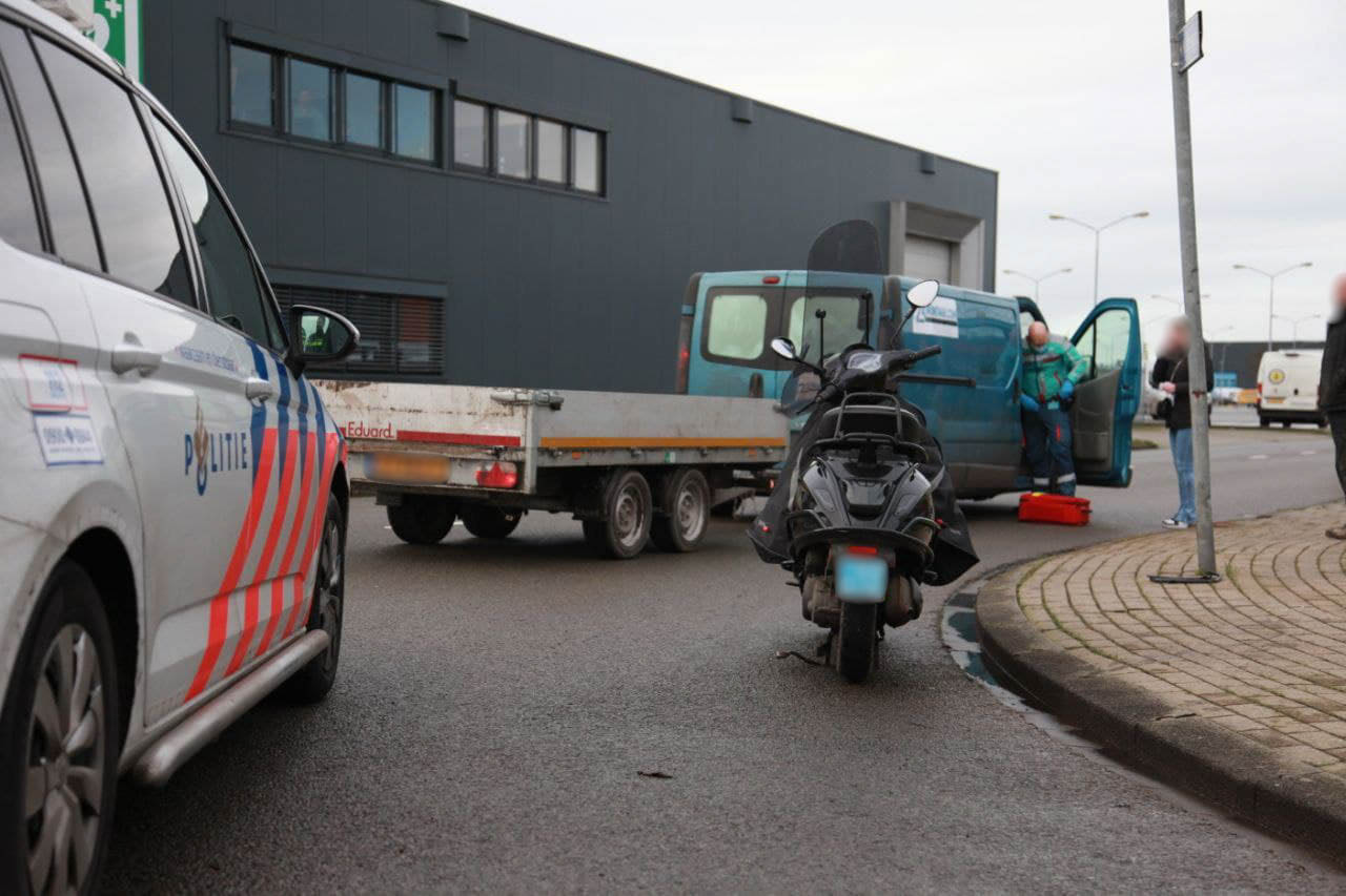 Bestelbus en scooter komen in botsing in Groningen