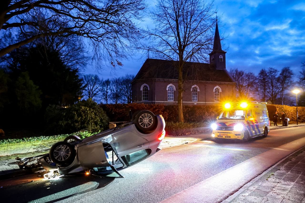 Automobilist naar ziekenhuis nadat auto op de kop eindigt na ongeval in Lippenhuizen