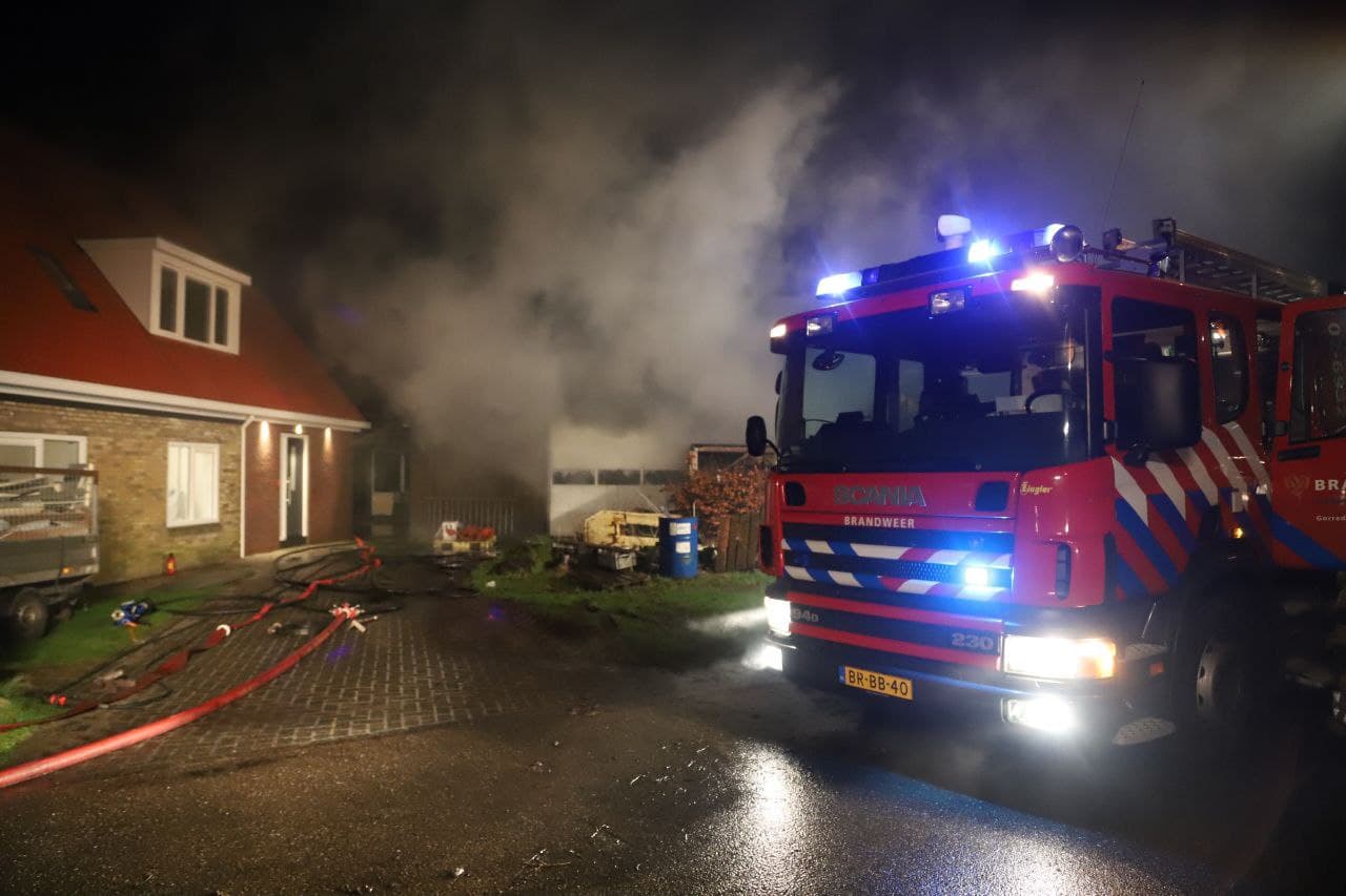 Loods verwoest door brand in Tijnje (video)