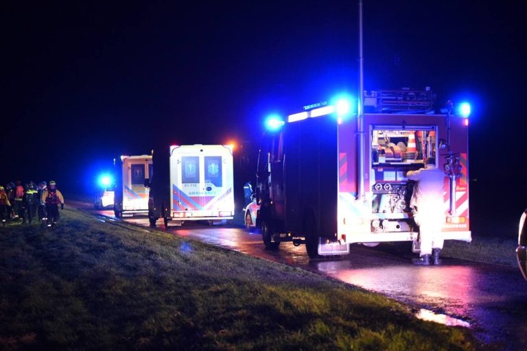 Auto belandt op de kop in sloot in Midwolda; man (24) uit Winschoten overleden (video)
