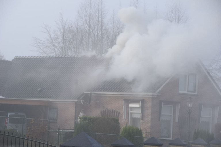 Forse rookontwikkeling bij woningbrand zorgt voor stremming op N355 bij Kootstertille (video)