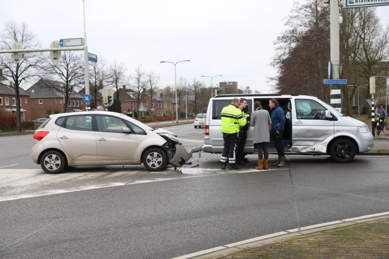 Twee auto’s botsen op kruising in Meppel