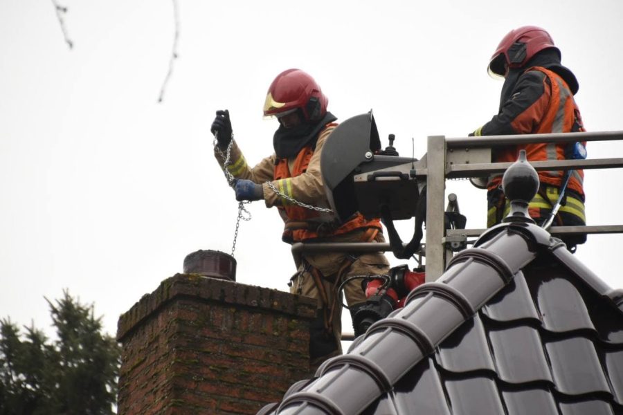 Schoorsteen smeult in Vlagtwedde, brandweer veegt schoorsteen schoon