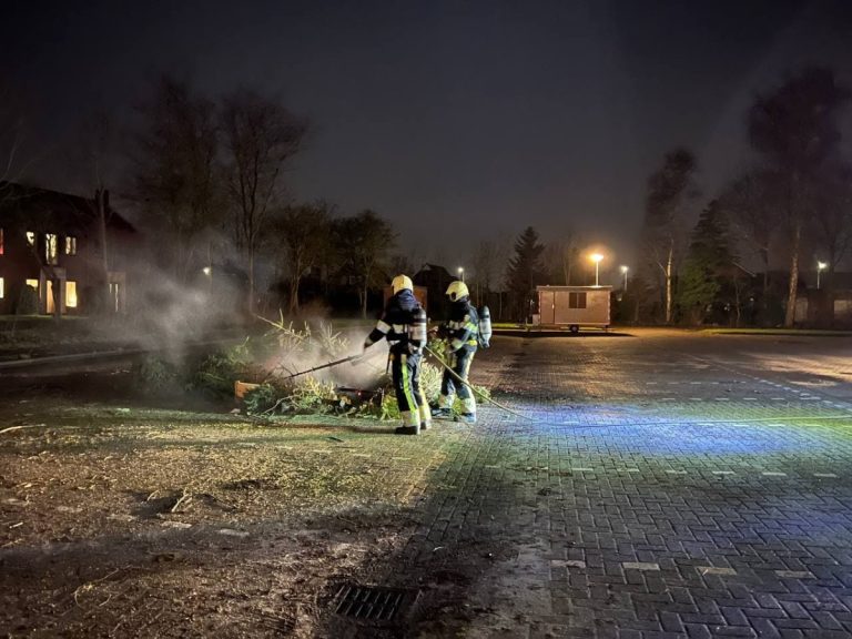 Brandweer blust brandende kerstbomen in De Westereen