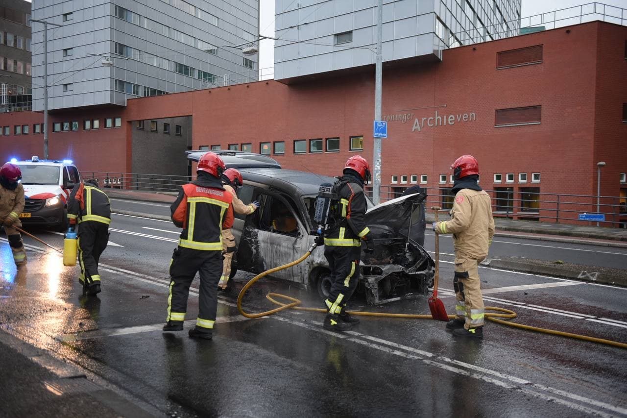 Brandende bestelauto veroorzaakt veel vertraging in Groningen