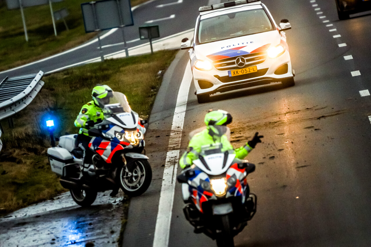 Politie zoekt zwarte BMW na verlaten plaats ongeval in Groningen
