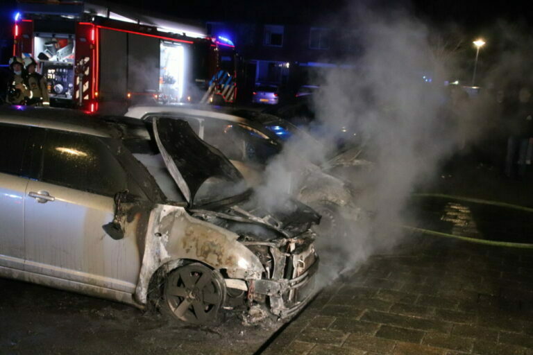 Twee auto’s verwoest door brand in Assen