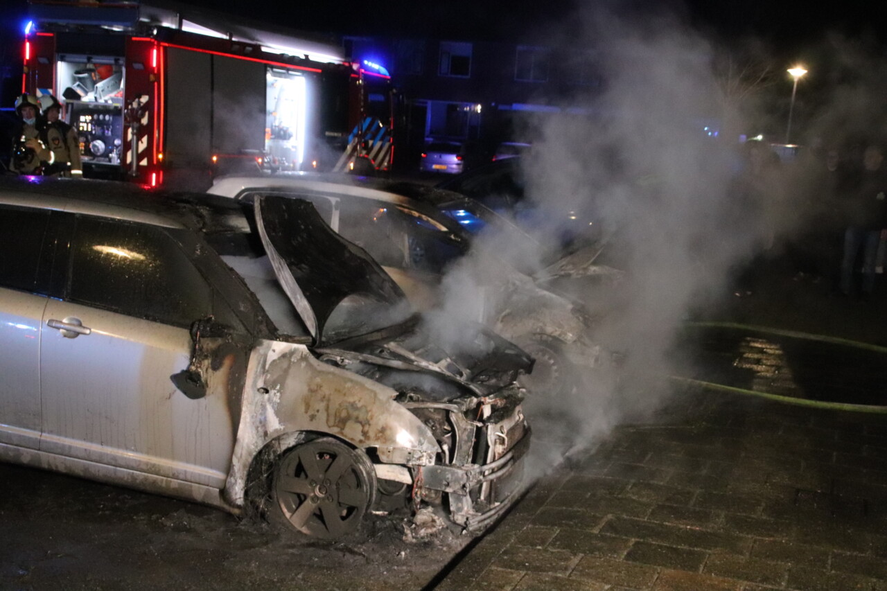 Twee auto’s verwoest door brand in Assen