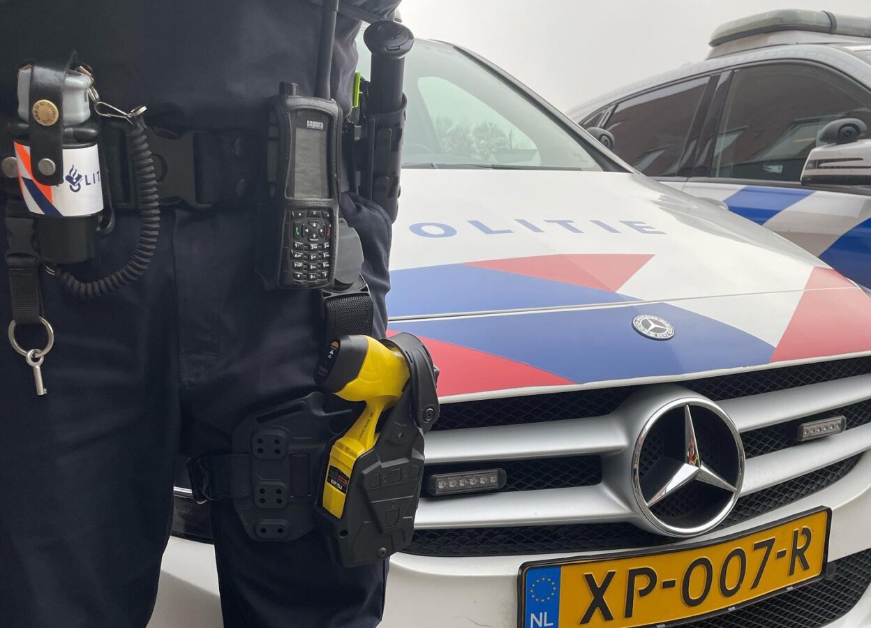 20-jarige vrouw bedreigt agent met groot mes in Leeuwarden: Agent richt taser op de vrouw