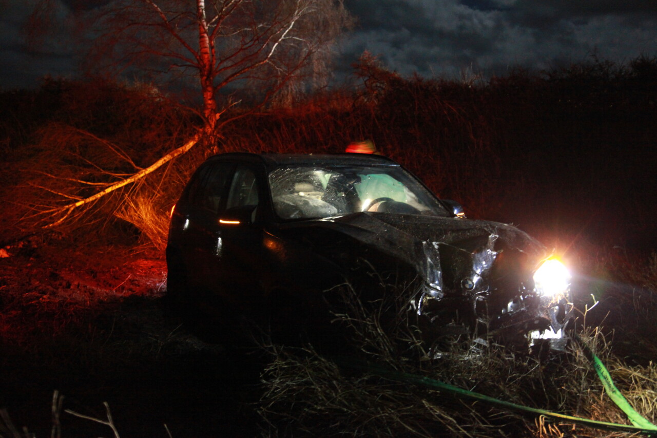Auto gelanceerd over talud op A37 bij Wachtum