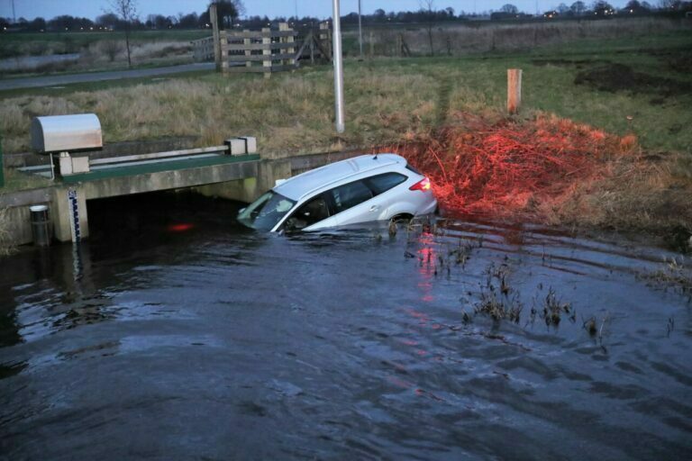 Auto te water door omgevallen boom in Gieten