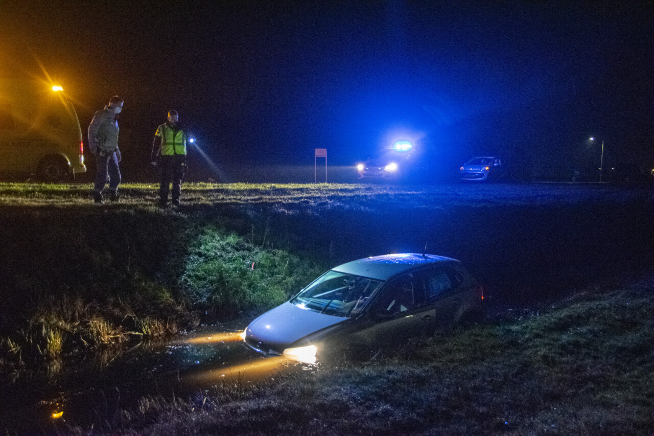 Auto belandt in sloot langs N358 bij Buitenpost