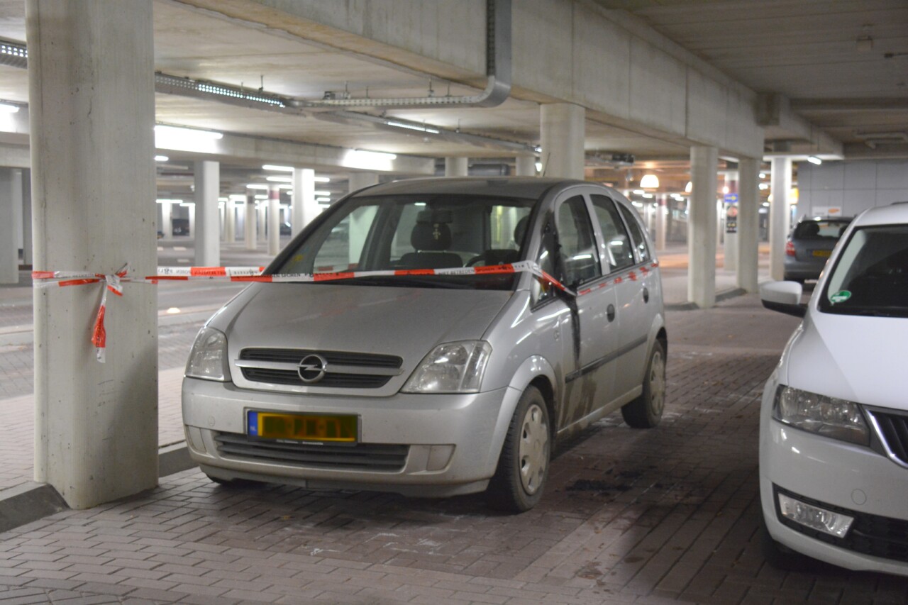 Twee auto’s raken beschadigd door brandstichting in parkeergarage Assen