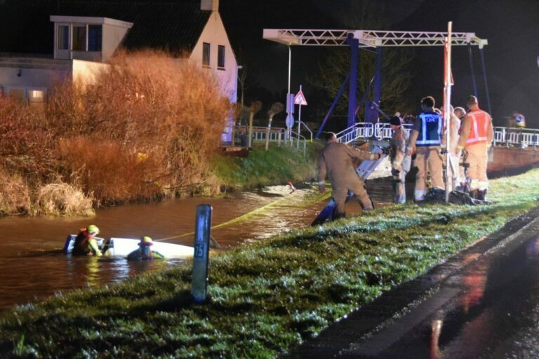 Voertuigen botsen en belandden in Wolddiep bij Sebaldeburen (video)