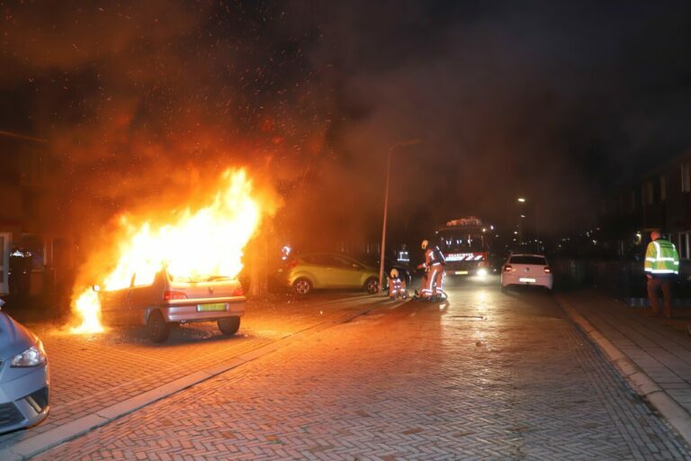 Uitslaande autobrand in Hoogeveen doet brandweer uitrukken (video)