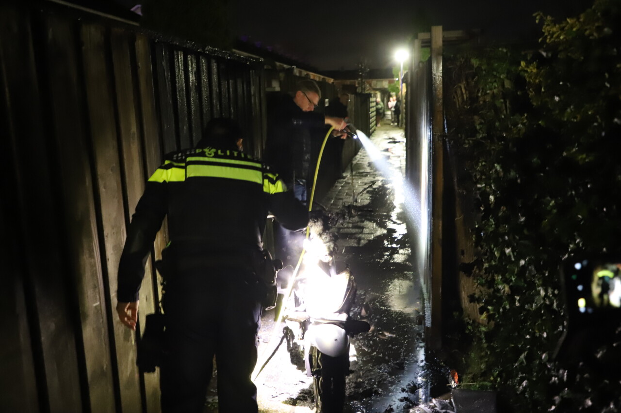 Scooter in brand in steegje in Hoogeveen