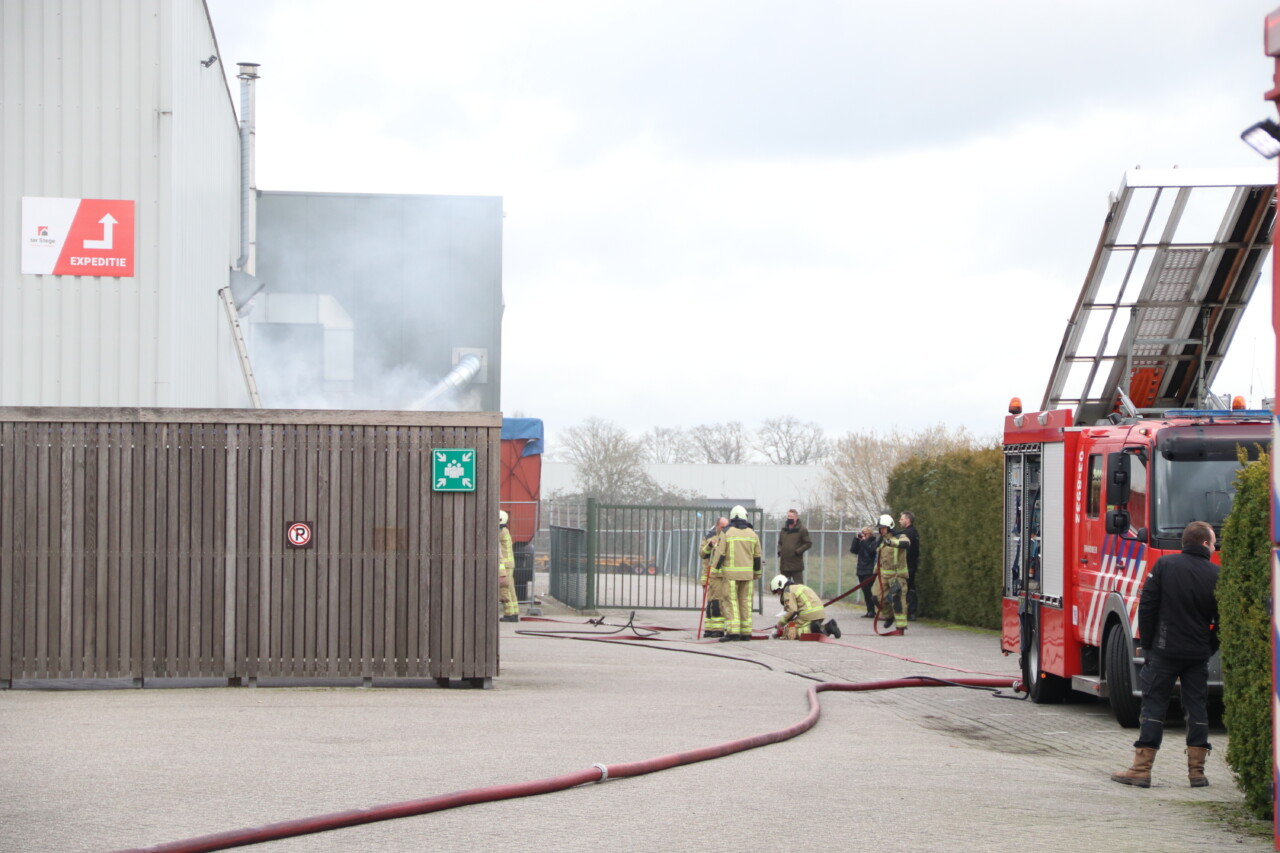 Rookontwikkeling bij bedrijf in Hoogeveen; brandweer ingezet