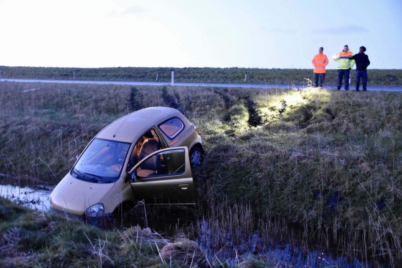Auto raakt van de weg naast A7 bij Leek