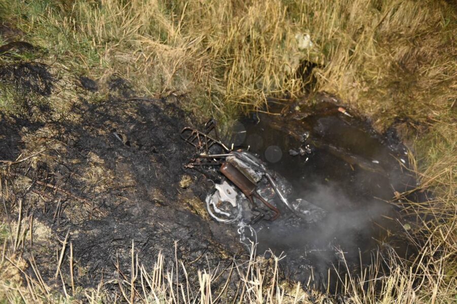 Brommer volledig in de as na brand aan Blijhamsterweg in Winschoten