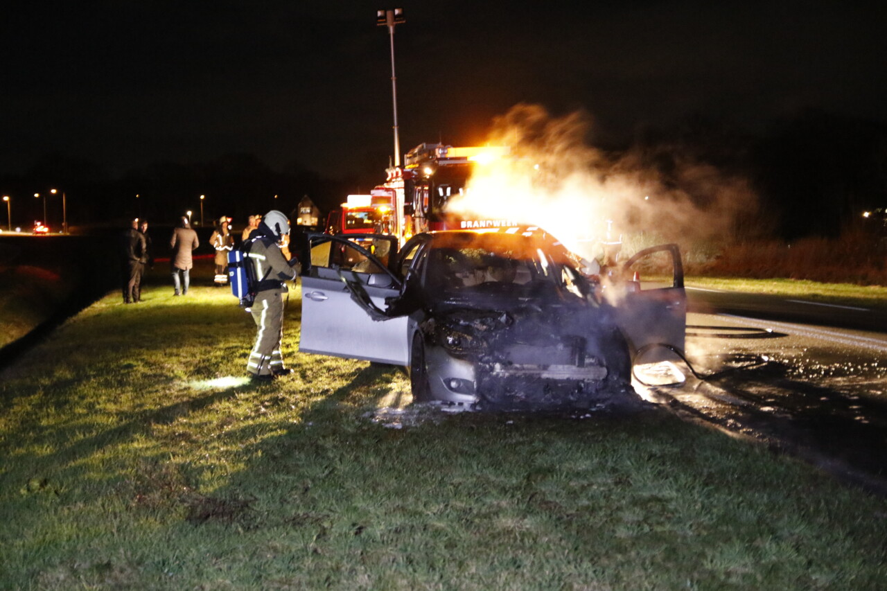 Auto verwoest door brand in Nieuw-Amsterdam