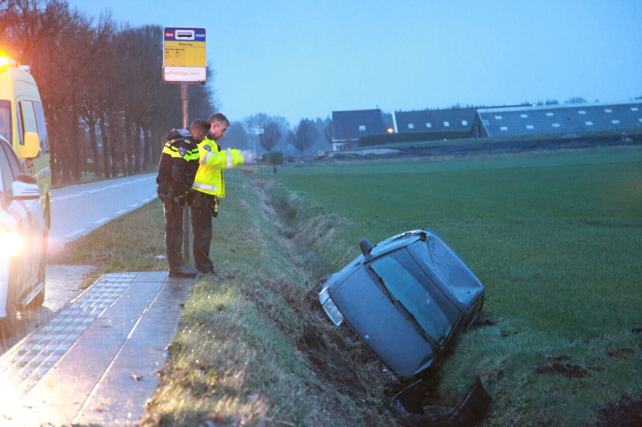Auto komt in greppel terecht in Klazienaveen