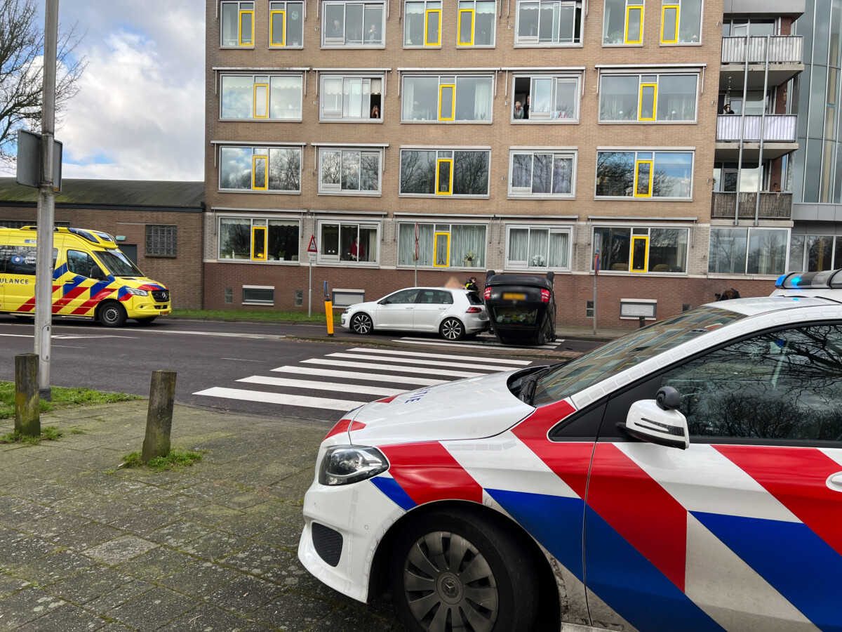 Auto belandt op de kop in Meppel