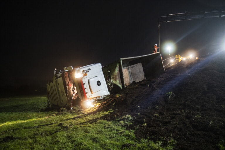 Bergingswerkzaamheden gekantelde vrachtwagen na ongeval op A7 bij Terwispel (video)