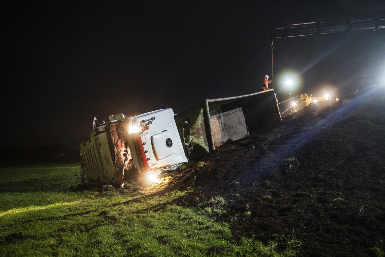 Bergingswerkzaamheden gekantelde vrachtwagen na ongeval op A7 bij Terwispel (video)