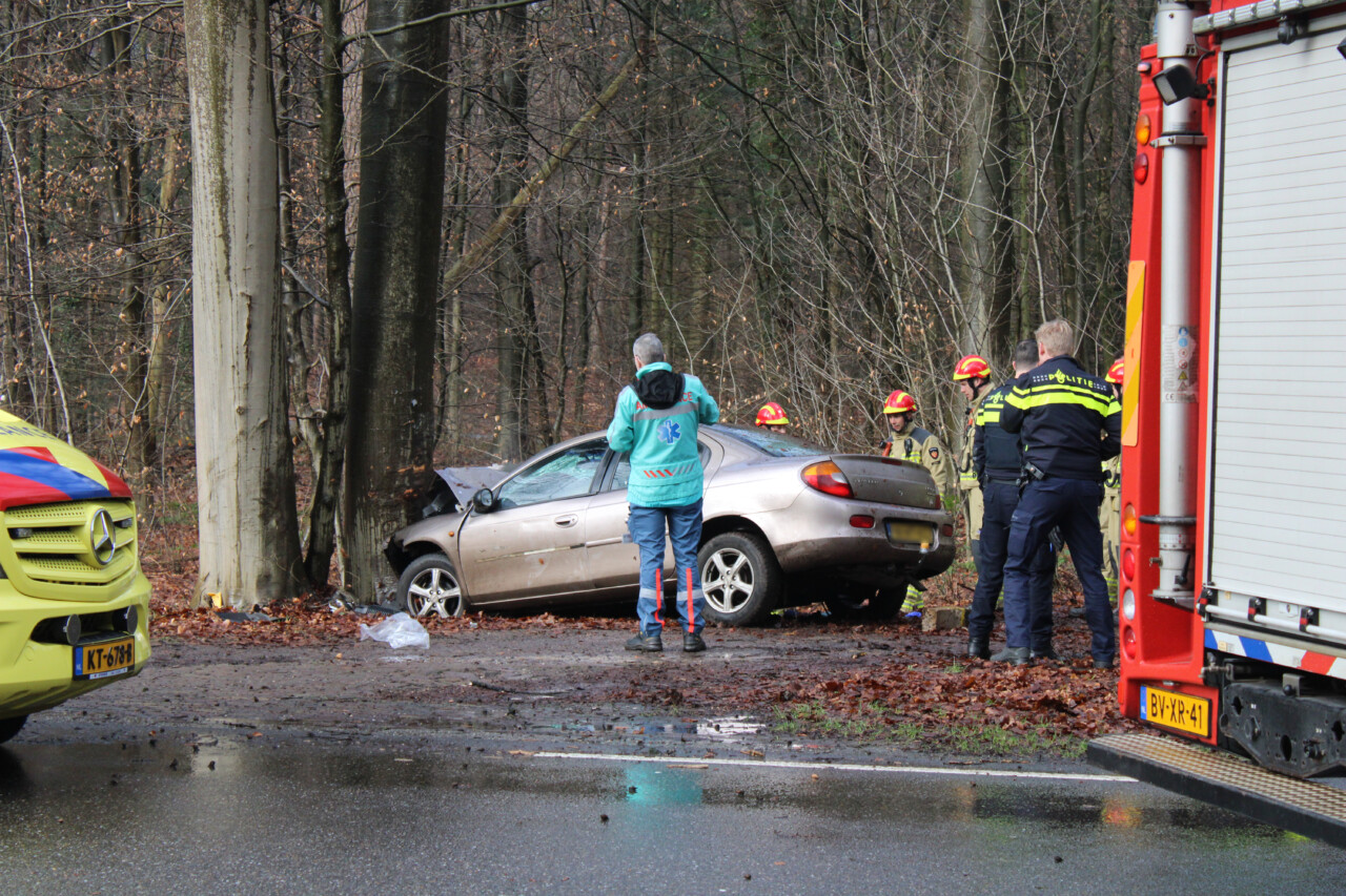 Auto botst tegen boom in Emmen