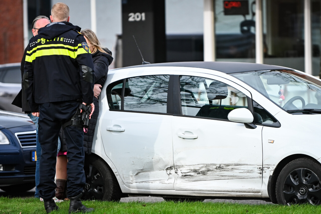 Twee auto’s komen in botsing op kruising in Hoogezand