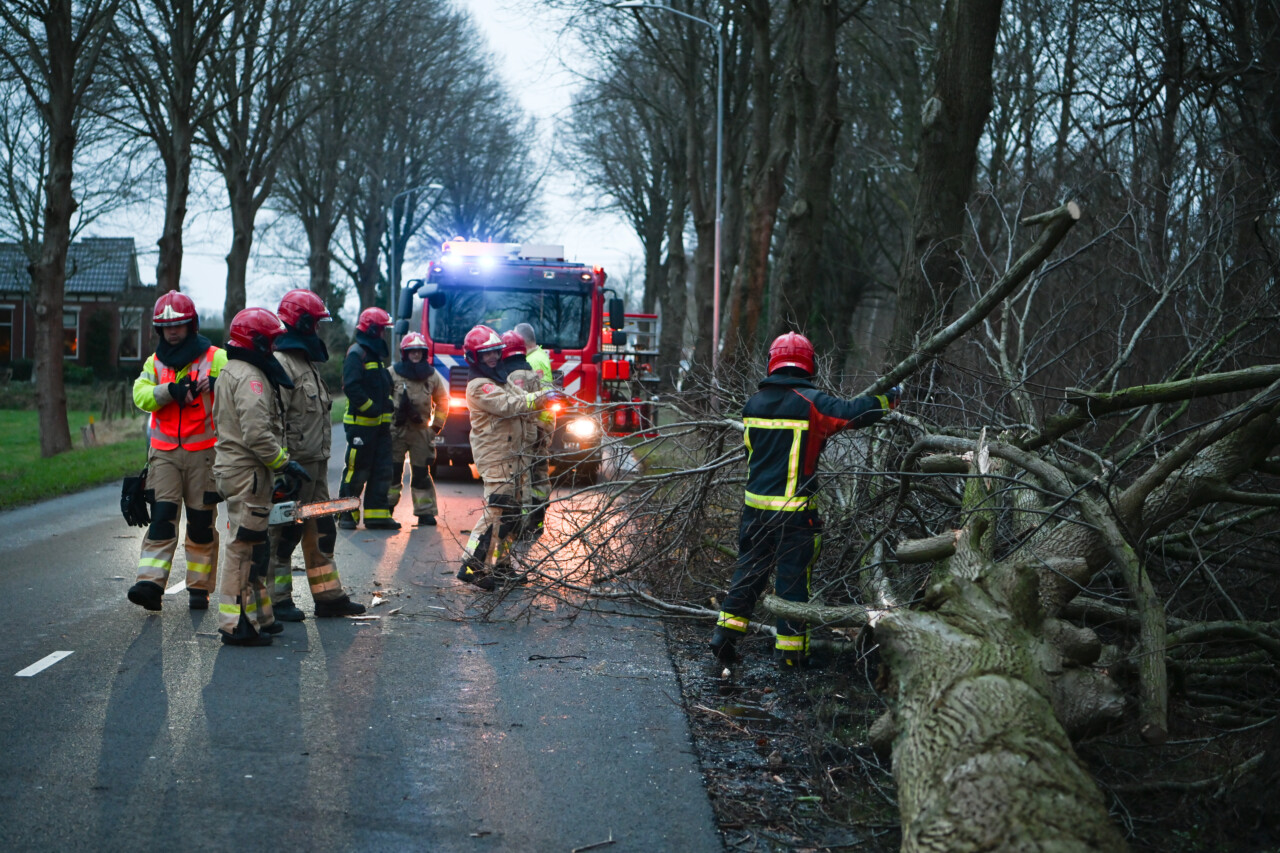 Meldkamers druk met meldingen van stormschade: ‘Bel alleen bij acuut gevaar 112’