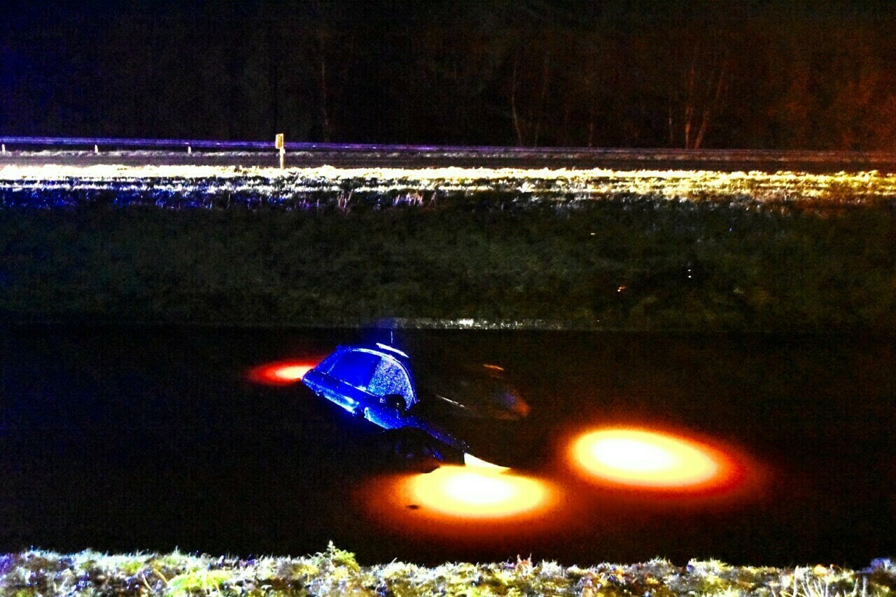 Automobilist raakt in de sloot op A7 bij Nuis: Twee gewonden naar ziekenhuis