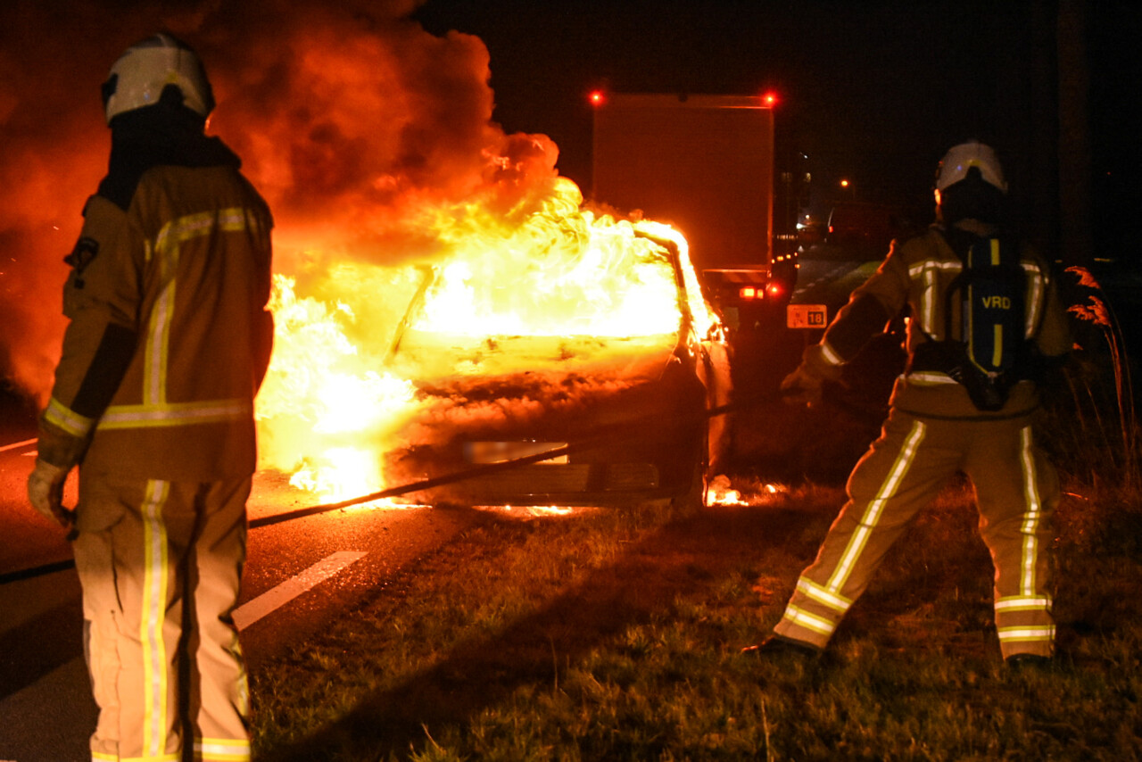 Auto verwoest door brand in Roswinkel