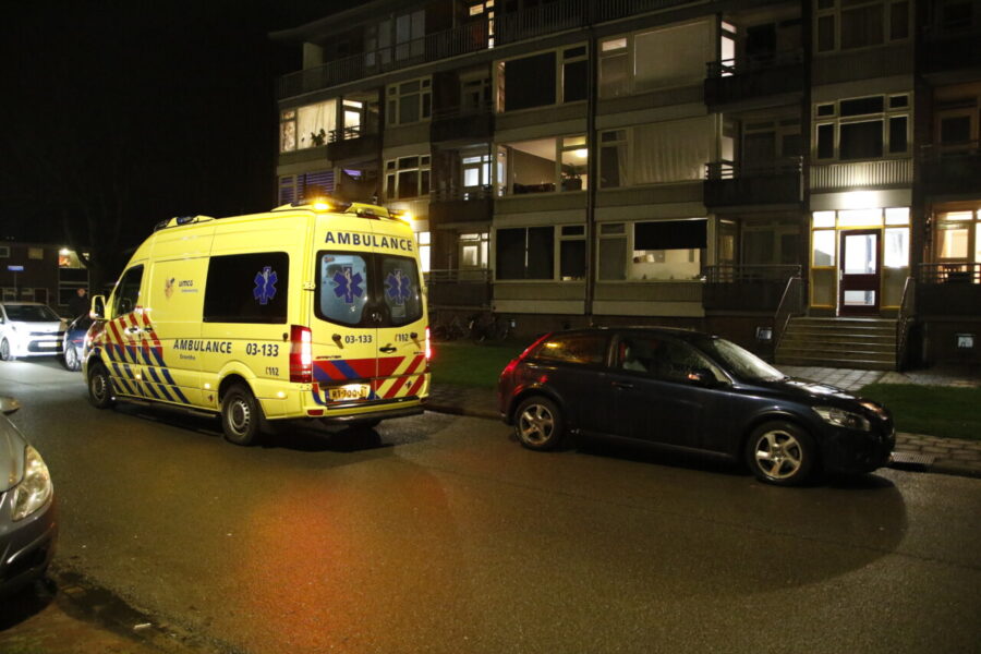 Man gewond na steekpartij in woning in Emmen