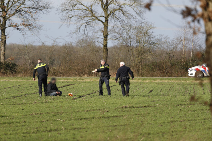 Man vlucht weiland in na ongeval bij Emmen; Agent dreigt met stroomstootwapen
