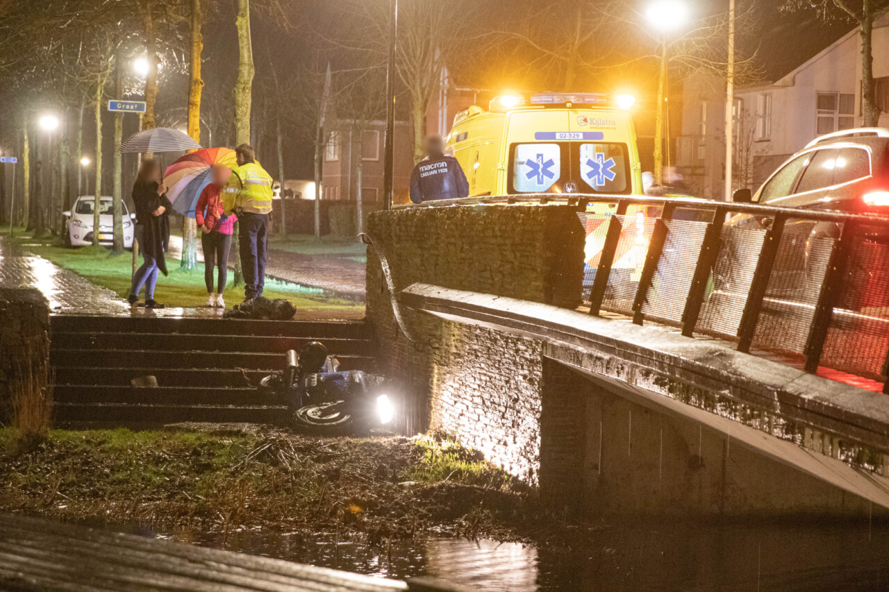 Motorrijder mist brug over sloot en raakt zwaargewond in Heerenveen