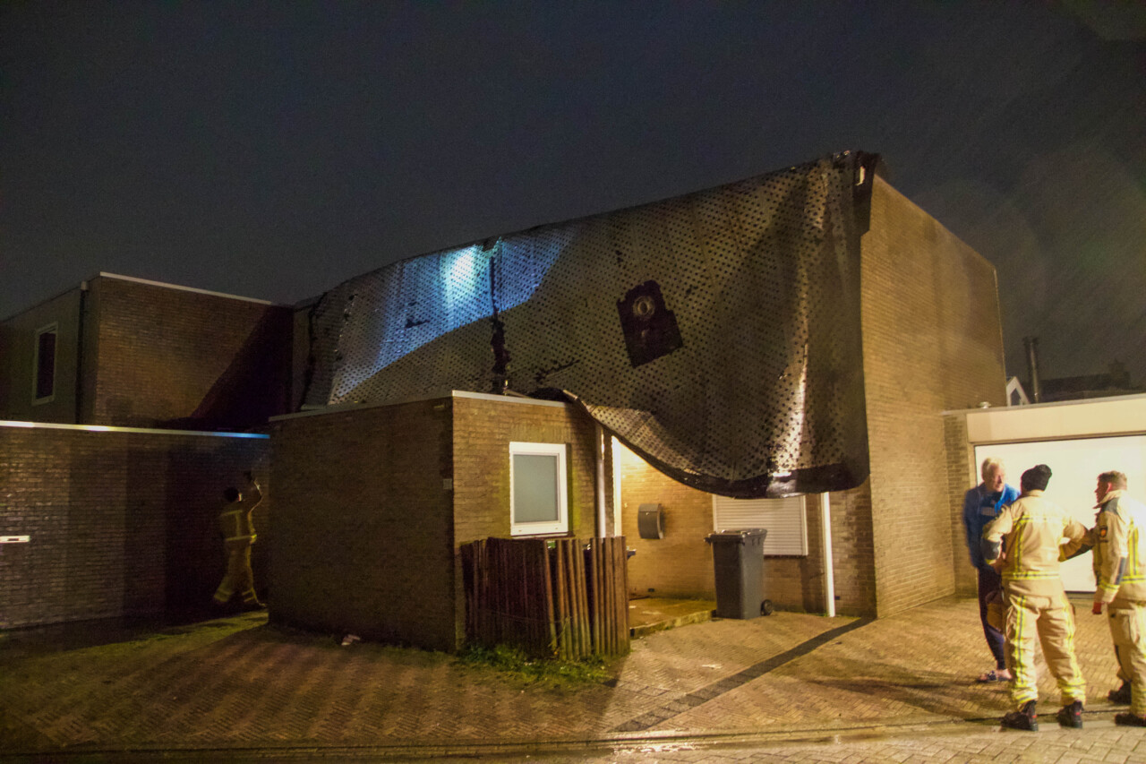 Dakleer waait van woning in Emmen