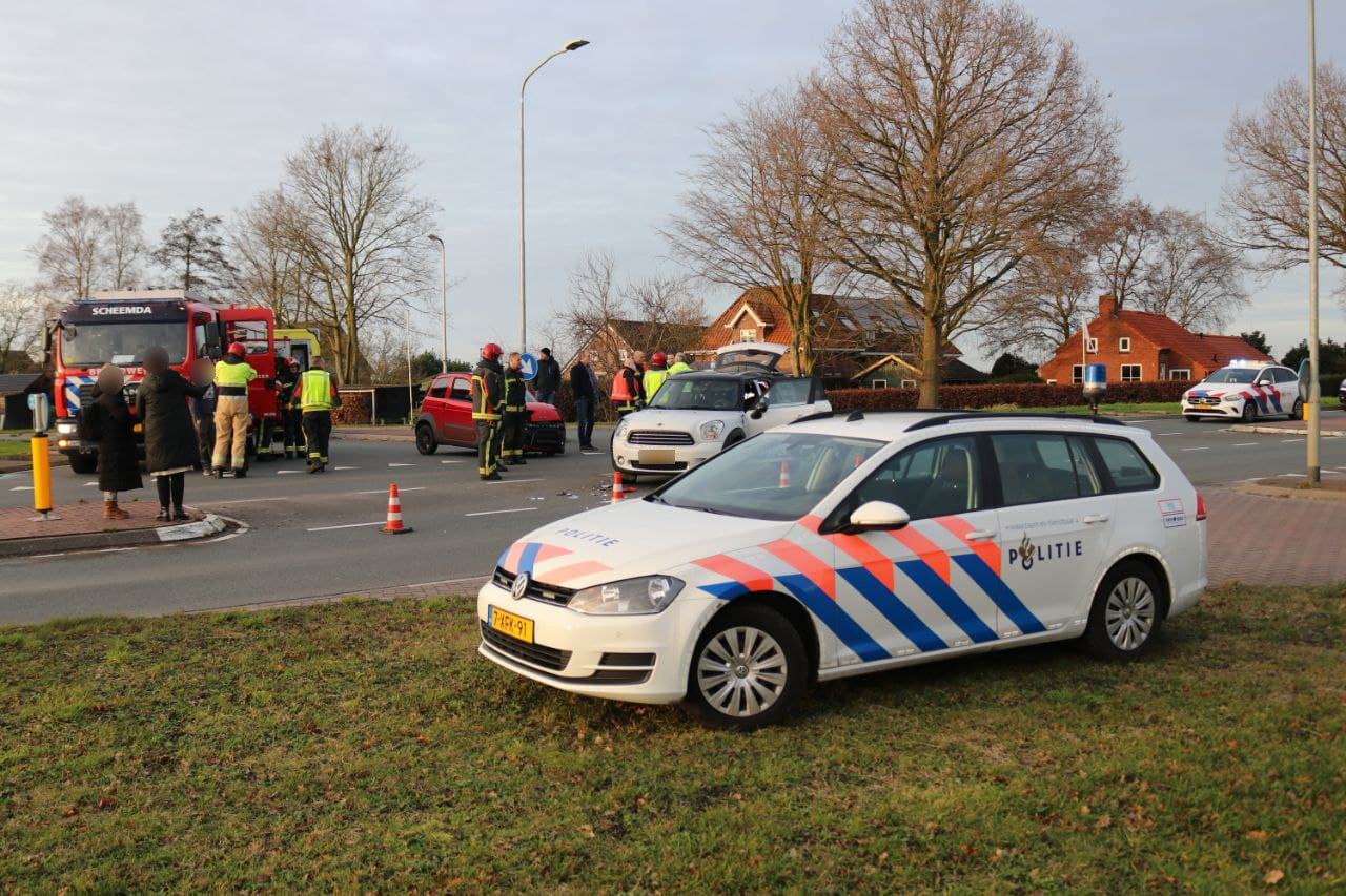 Twee automobilisten in botsing op kruising in Scheemda