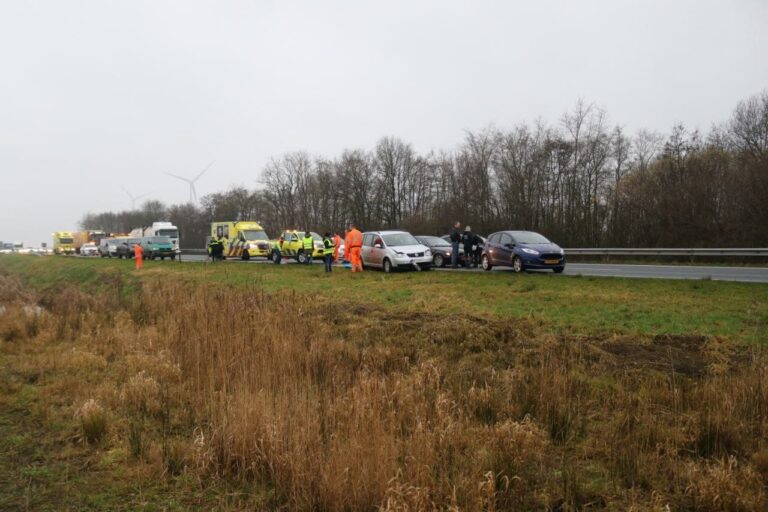 Kop-staartbotsing tussen drie voertuigen op N33 bij Meeden
