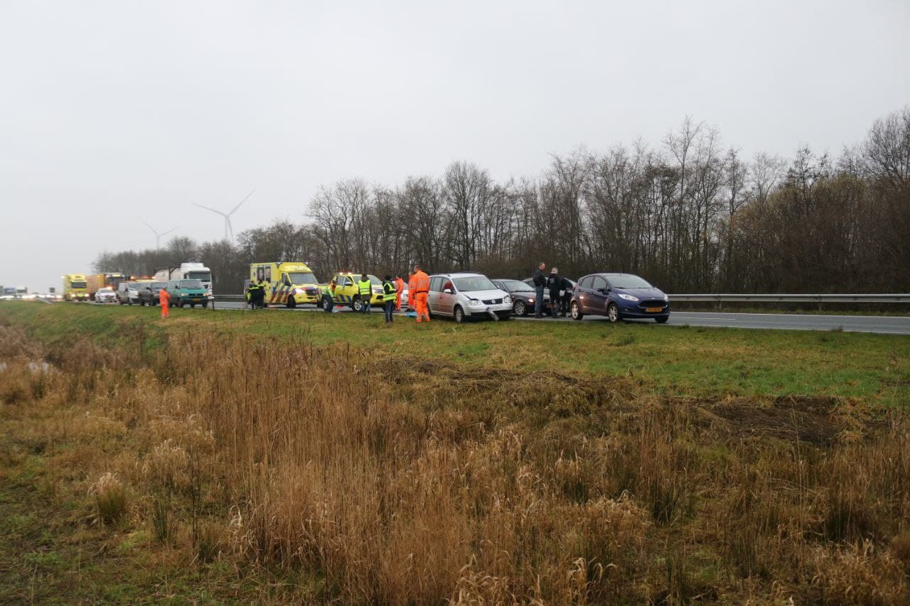 Kop-staartbotsing tussen drie voertuigen op N33 bij Meeden