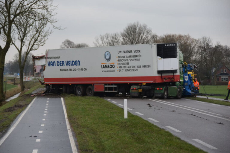Vrachtwagen schaart op N355 bij Okswerd (video)