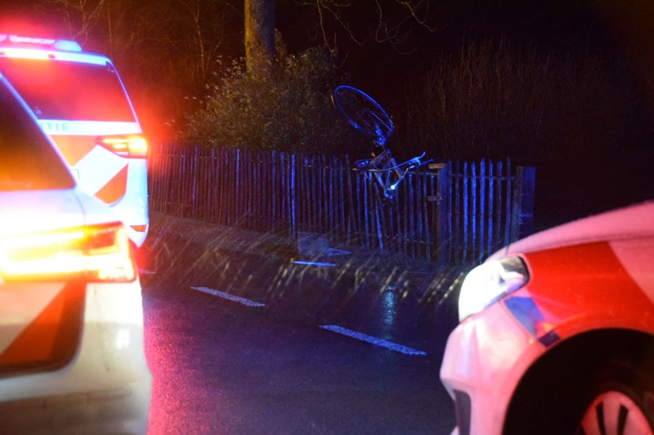 Automobilist laat ernstig gewonde fietser achter na ongeval in Buitenpost (video)
