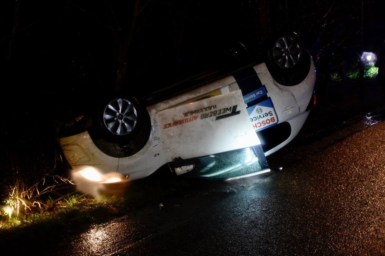 Auto belandt op de kop in De Wilp