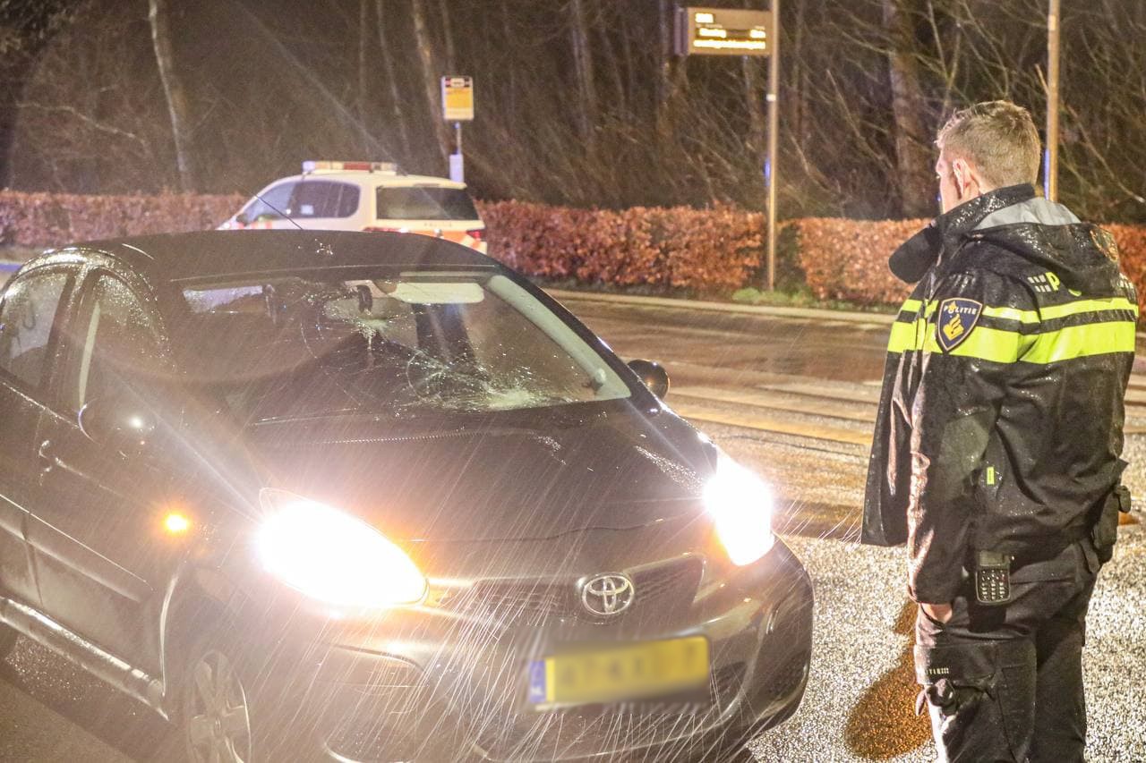 Voetganger geschept door automobilist bij het oversteken over zebrapad in Groningen