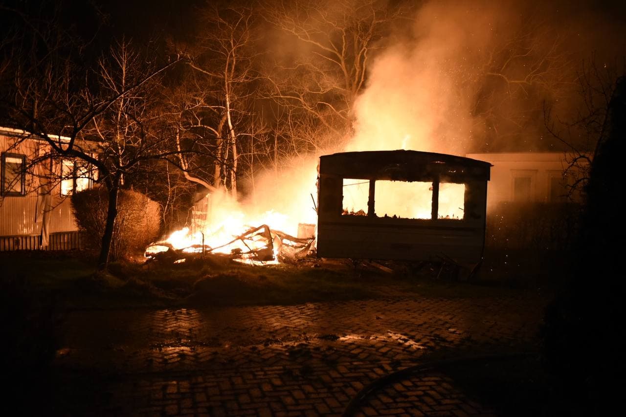 Caravan en chalet verwoest bij forse brand in Nieuw Scheemda