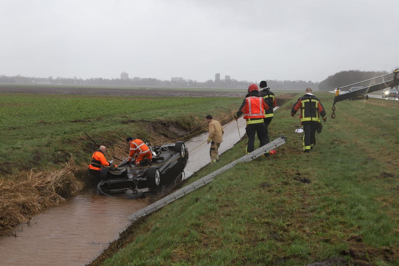 Auto belandt op de kop in sloot bij Drouwenermond