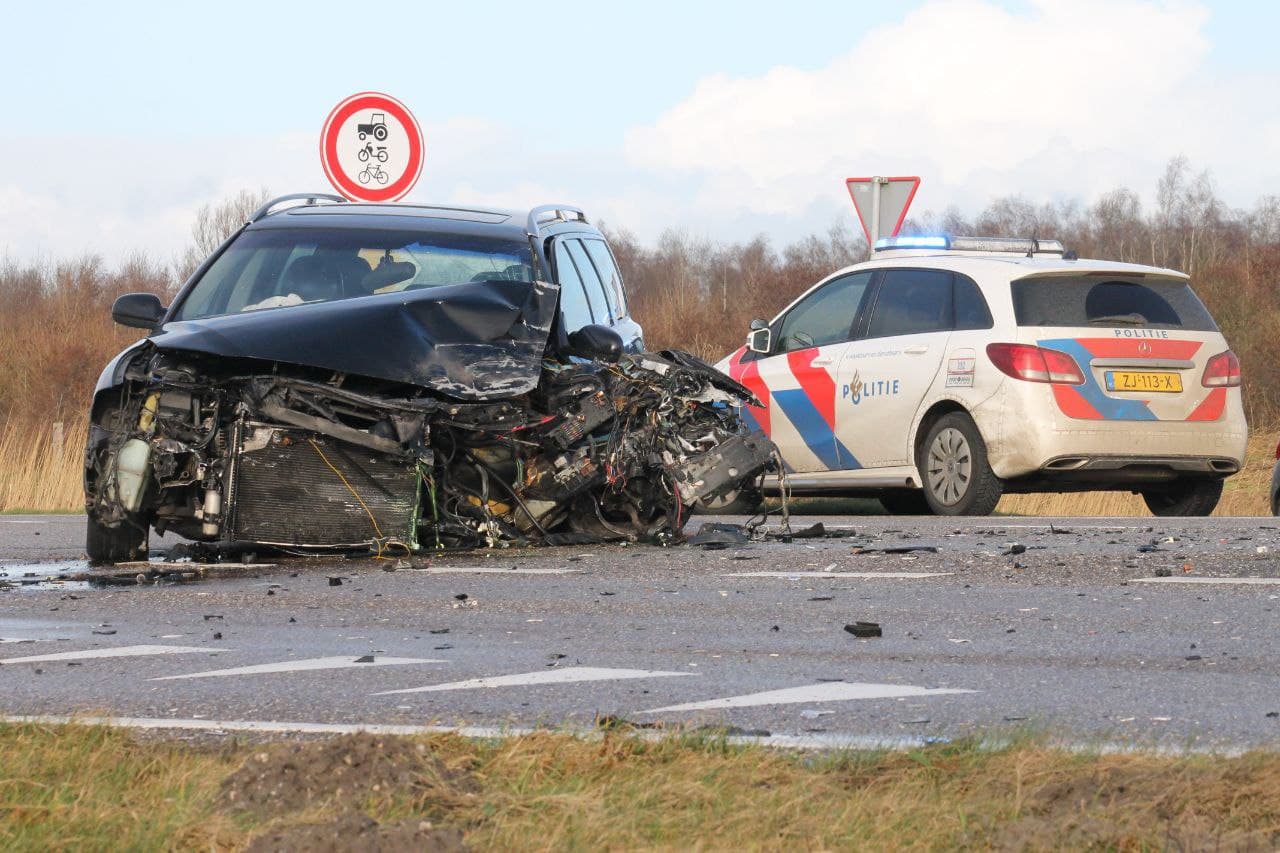 Veel Schade Bij Ongeval Met Twee Voertuigen Bij Lauwersoog - NoorderNieuws