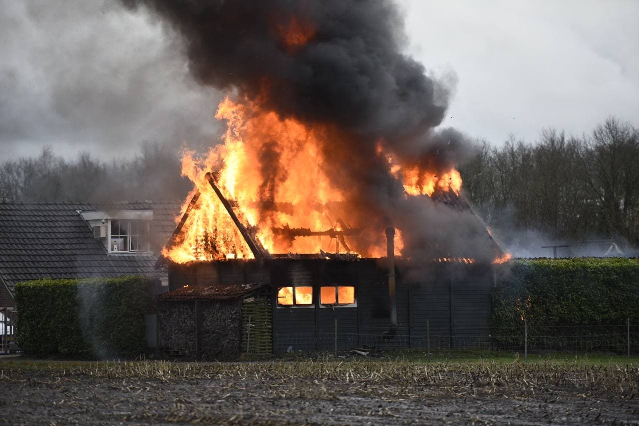 Uitslaande brand in schuur bij Heiligerlee (video)