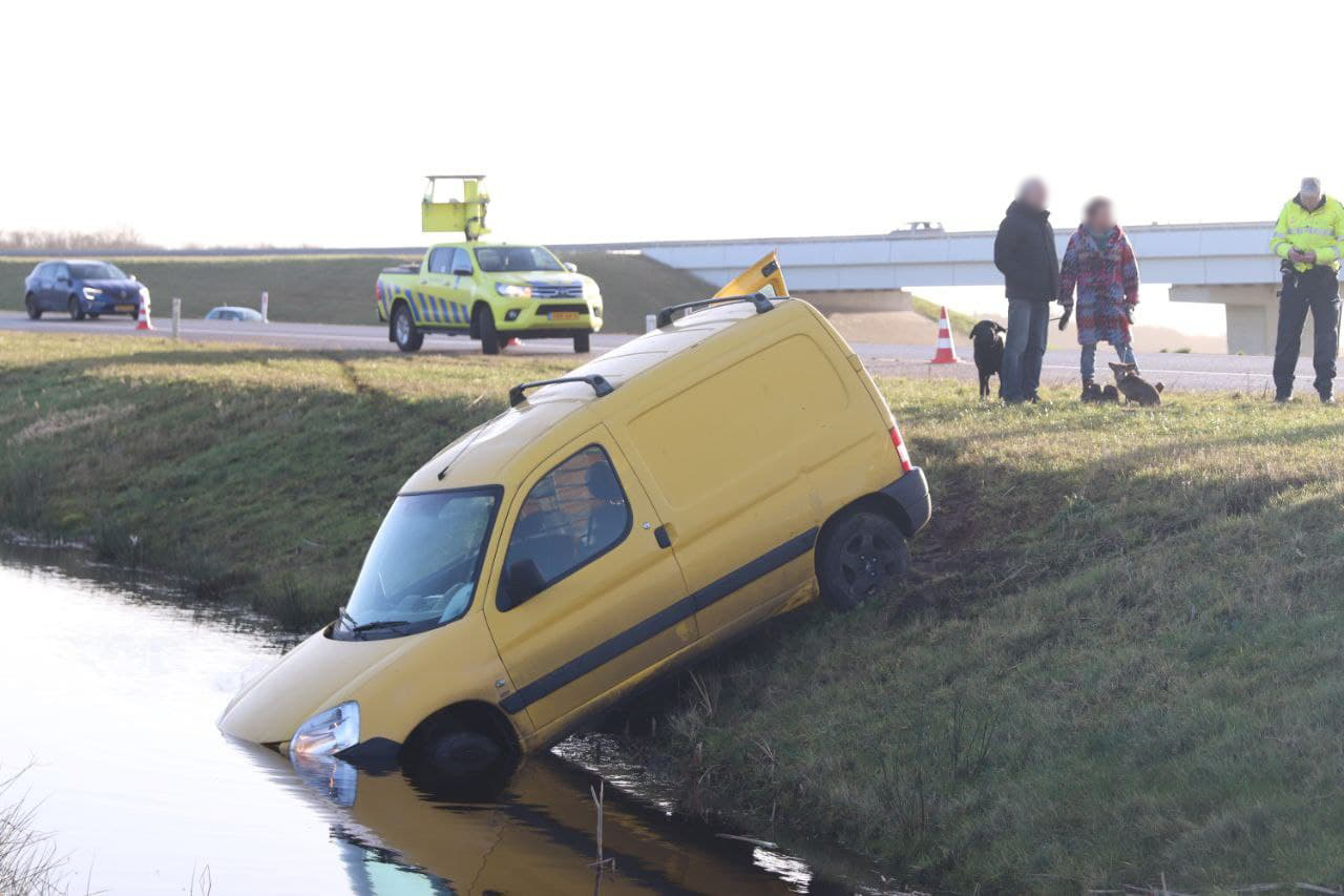 Auto belandt in de sloot langs A6 bij Scharsterbrug